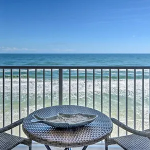 Bright Daytona With Community Pool! Daytona Beach